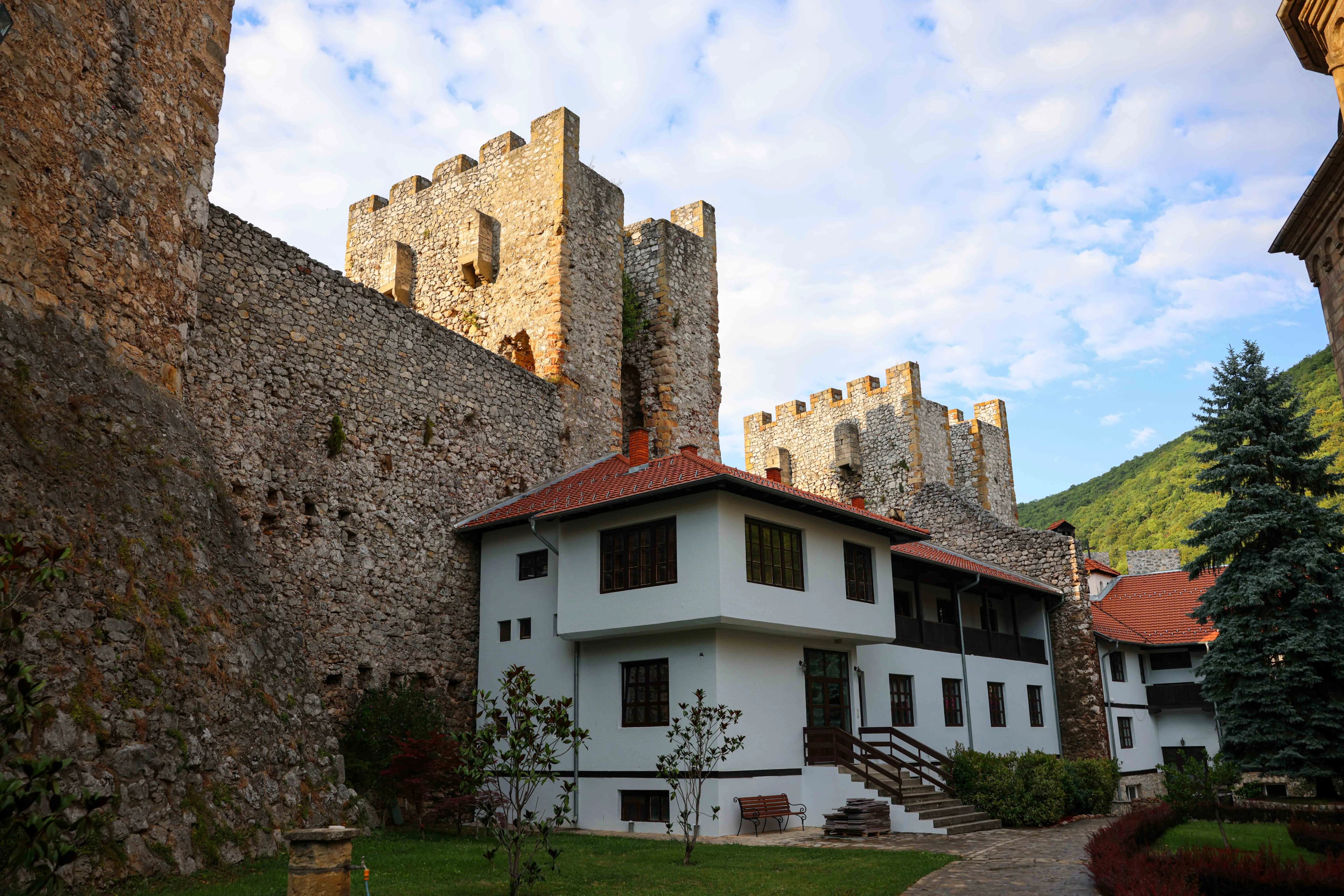Утврђење манастира Манасија - бедеми и куле